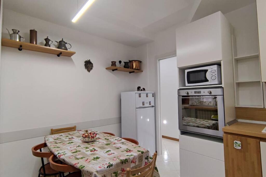 Elegante Alloggio Zona Storica Lecco Luaran gambar