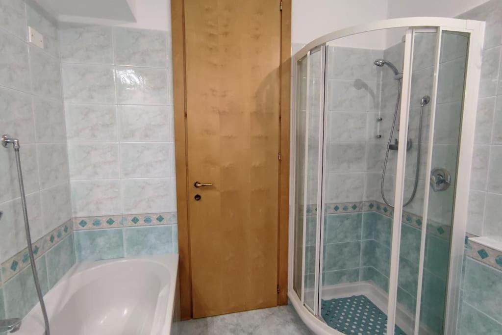 Elegante Alloggio Zona Storica Lecco Luaran gambar